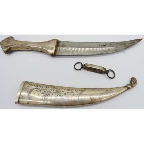 221 - AN IRAQI SILVER NIELLO DECORATED JAMBIYA AND SCABBARD, the reverse of the scabbard engraved with the... 