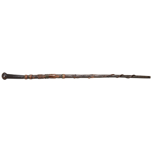 670 - AN INTERESTING 'PRIMITIVE' WALKING STICK, carved with a representation of the American arms with a l... 