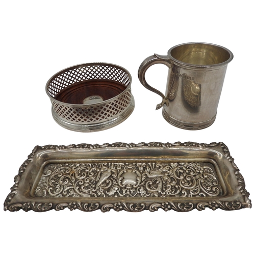 522 - A SILVER TANKARD OF PLAIN FORM, BIRMINGHAM 1954, 6 ozs, a modern silver 925 wine coaster and a press... 