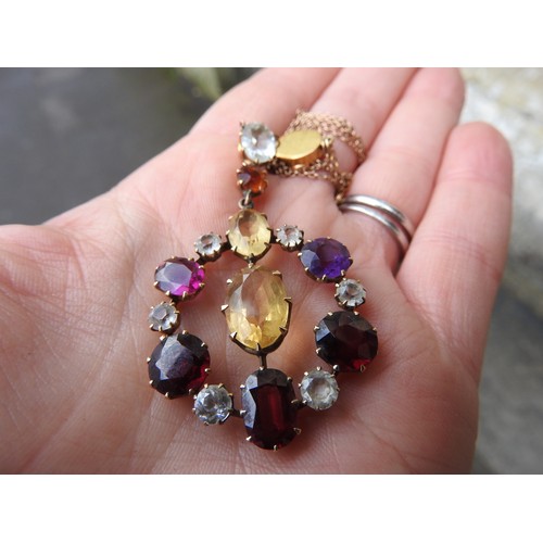 521 - AN EDWARDIAN GEM SET YELLOW METAL PENDANT set with amethyst, quartz and garnet. Chain broken.