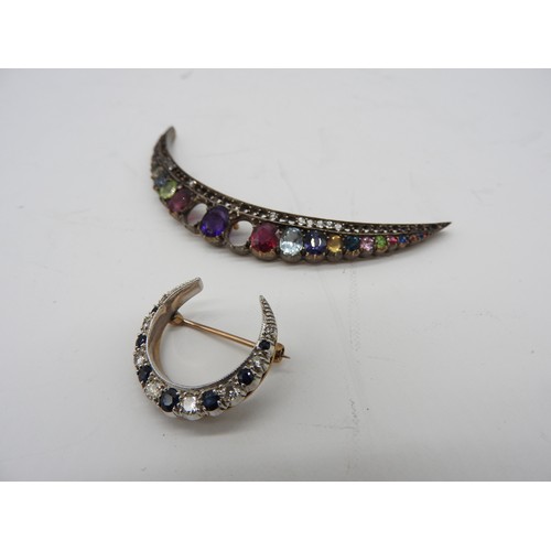 534 - A SMALL DIAMOND AND SAPPHIRE CRESCENT SHAPED BROOCH set in yellow and white metal and a multi gem se... 