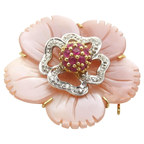 691 - AN 18CT GOLD FLORAL DESIGN BROOCH, with rose quartz petals, inner band set with diamond chips and th... 