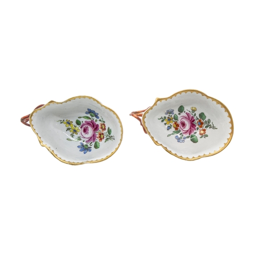 414 - A PAIR OF ITALIAN PORCELAIN SORBET CUPS, LATE 18TH CENTURY, probably Ginori, unusual conch form with... 