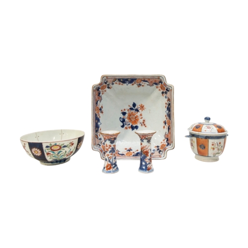 201 - A LARGE AND VARIED COLLECTION OF CHINESE AND JAPANESE IMARI PATTERN PORCELAIN, all pieces painted in... 