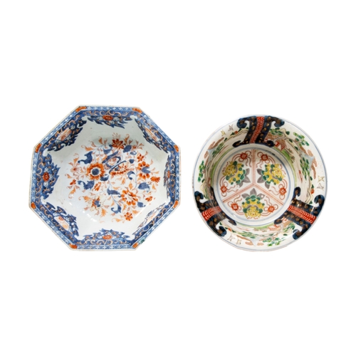 201 - A LARGE AND VARIED COLLECTION OF CHINESE AND JAPANESE IMARI PATTERN PORCELAIN, all pieces painted in... 