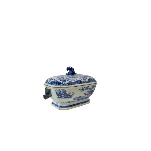 204 - A MIXED GROUP OF CHINESE BLUE AND WHITE CERAMICS, PREDOMINANTLY 19TH CENTURY, the lot includes four ... 