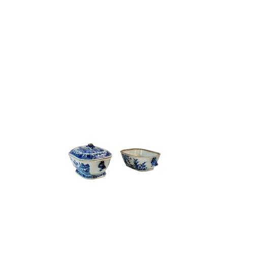 204 - A MIXED GROUP OF CHINESE BLUE AND WHITE CERAMICS, PREDOMINANTLY 19TH CENTURY, the lot includes four ... 