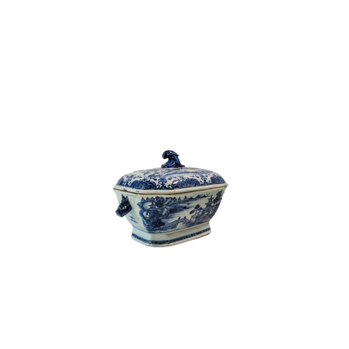 204 - A MIXED GROUP OF CHINESE BLUE AND WHITE CERAMICS, PREDOMINANTLY 19TH CENTURY, the lot includes four ... 