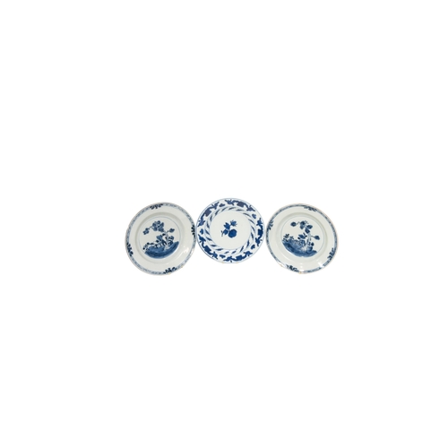 209 - A MIXED COLLECTION OF FOURTEEN CHINESE BLUE AND WHITE DISHES AND AN OCTAGONAL SERVING DISH, late Qin... 