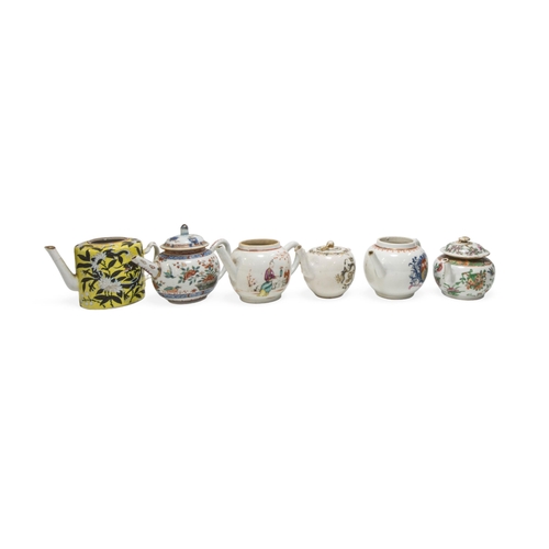 207 - A GROUP OF TWEVLE CHINESE EXPORT PORCELAIN TEAPOTSQING DYNASTY, 18TH / 19TH CENTURYlargest, 11.5cm, ... 