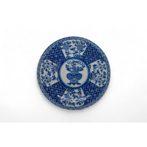 214 - A GROUP OF FOUR CHINESE BLUE AND WHITE DISHESKANGXI PERIOD (1662-1722)25cm - 28cm diam