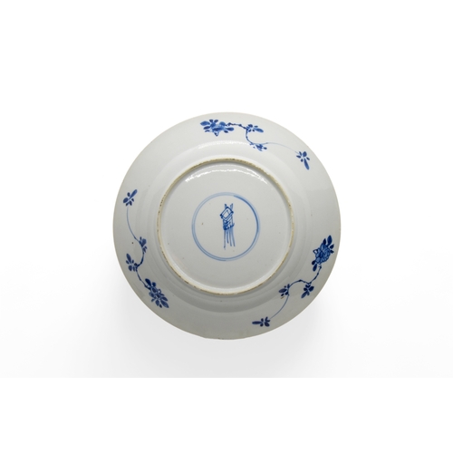 214 - A GROUP OF FOUR CHINESE BLUE AND WHITE DISHESKANGXI PERIOD (1662-1722)25cm - 28cm diam