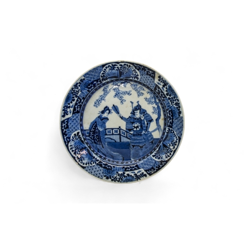 239 - A CHINESE BLUE AND WHITE 'ROMANCE OF THE THREE KINGDOMS' DISHQING DYNASTY, 18TH CENTURY22cm diam; to... 