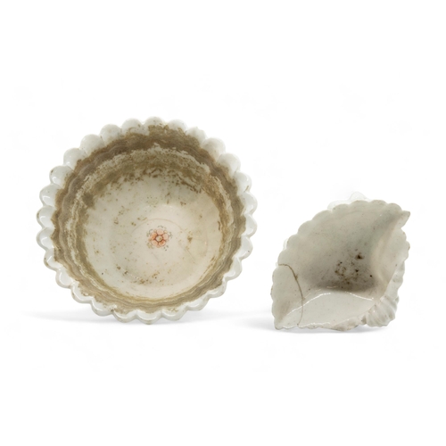 396 - A MID 18TH CENTURY SHELL FORM SALTTogether with a Kakiemon style bowl, bowl is 14cms wide