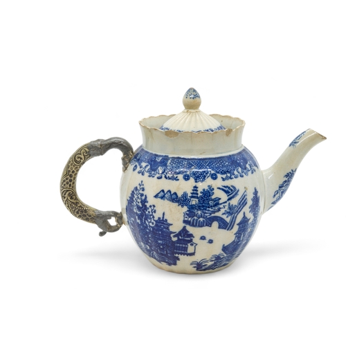 361 - A PEARLWARE TANKARDLate 18th century, painted on a mocha ground, together with a late 18th century p... 