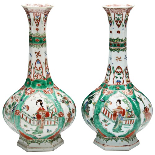 185 - A PAIR OF FAMILLE VERTE HEXAGONAL VASES KANGXI PERIOD (1622-1722)
清 康熙五彩侍女開光圖紋八棱瓶two hexagonal vases... 