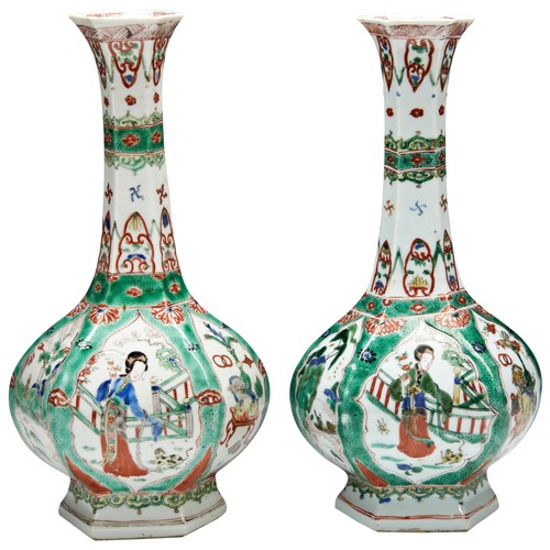 185 - A PAIR OF FAMILLE VERTE HEXAGONAL VASES KANGXI PERIOD (1622-1722)
清 康熙五彩侍女開光圖紋八棱瓶two hexagonal vases... 