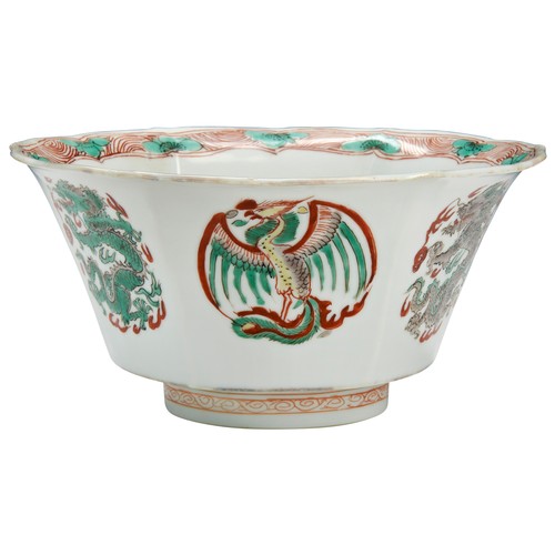 175 - A FAMILLE VERTE 'DRAGON & PHOENIX' MEDALLION BOWLKANGXI SIX CHARACTER MARK AND OF THE PERIOD清 康熙... 