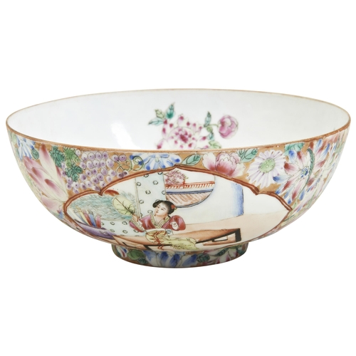 153 - A FAMILLE ROSE EGGSHELL PORCELAIN BOWLREPUBLIC PERIOD (1912-1949)the sides decorated with two panels... 