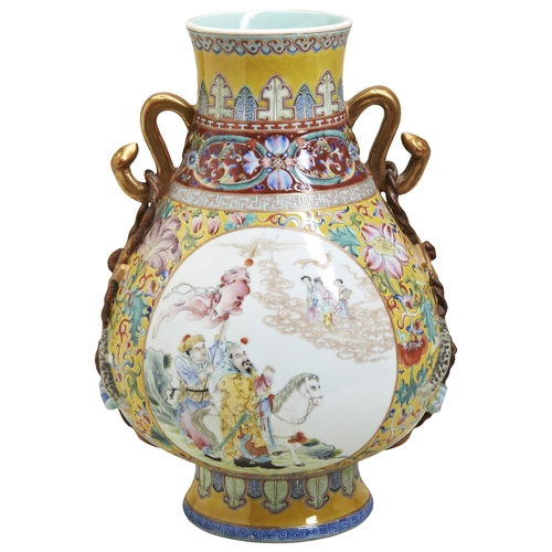 155 - A FINE FAMILLE ROSE YELLOW-GROUND 'IMMORTALS' VASE, HUREPUBLIC PERIOD (1912-1949)清 粉彩道教人物纹瓶the sides... 