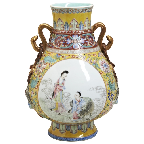 155 - A FINE FAMILLE ROSE YELLOW-GROUND 'IMMORTALS' VASE, HUREPUBLIC PERIOD (1912-1949)清 粉彩道教人物纹瓶the sides... 