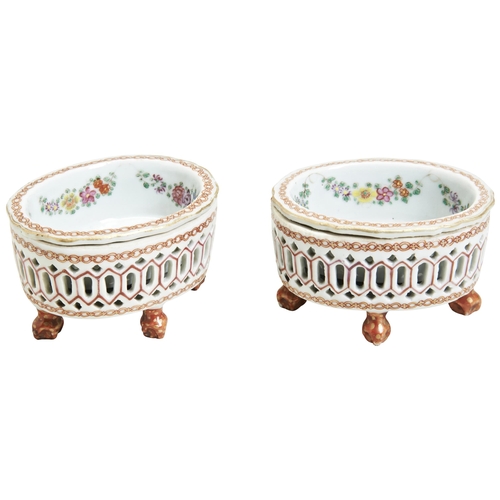 156 - A PAIR OF FAMILLE ROSE EXPORT OVAL RETICULATED SALTSQIANLONG PERIOD (1736-1795)each raised on four i... 