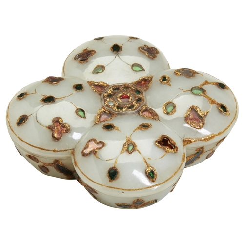 289 - A FINE MUGHAL-STYLE WHITE JADE FLORIFORM BOX AND COVERQIANLONG PERIOD (1736-1795)the exterior is ins... 