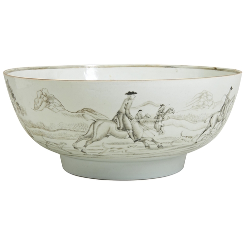 72 - A LARGE CHINESE EXPORT GRISAILLE DECORATED 'HUNTING' BOWLQIANLONG PERIOD (1736-1795)the sides painte... 