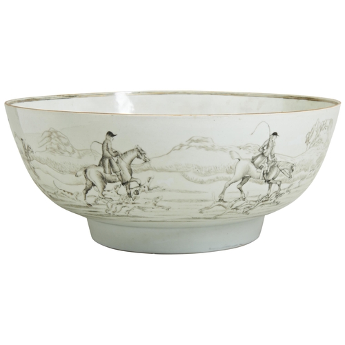 72 - A LARGE CHINESE EXPORT GRISAILLE DECORATED 'HUNTING' BOWLQIANLONG PERIOD (1736-1795)the sides painte... 