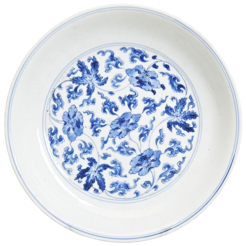 101 - A BLUE AND WHITE 'PEONY' DISHCHENGHUA SIX CHARACTER MARK, KANGXI PERIOD (1662-1722)painted in tones ... 