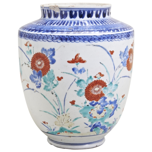 404 - A JAPANESE ARITA WARE KAKIEMON-STYLE VASEEDO PERIOD, LATE 17TH CENTURY日本十七世纪晚期 有田烧花瓶一对decorated in i... 