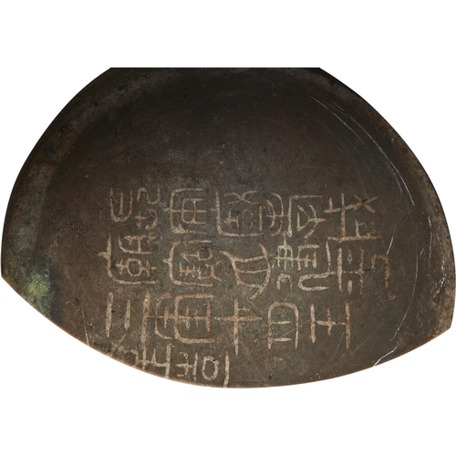 4 - AN 'INSCRIBED' BRONZE RITUAL WINE VESSEL, HE MING DYNASTY (1368-1644)明 兽首绳纹青铜盉in the Archaic-style, ... 