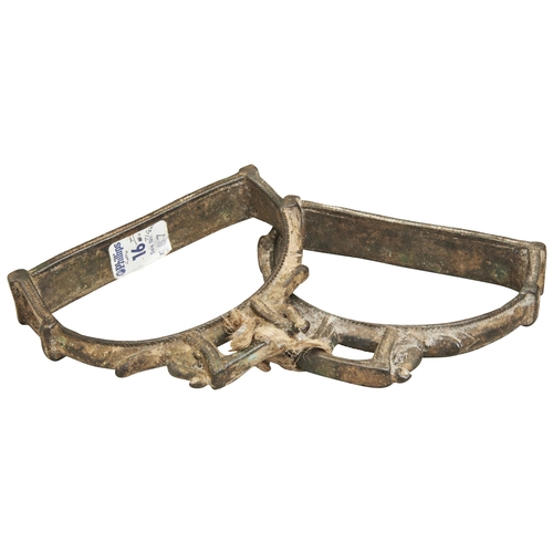 6 - A PAIR OF HORSE STIRRUPSQING DYNASTY (1644-1911)a pair of horse stirrups made of iron. 13cm PROVENAN... 