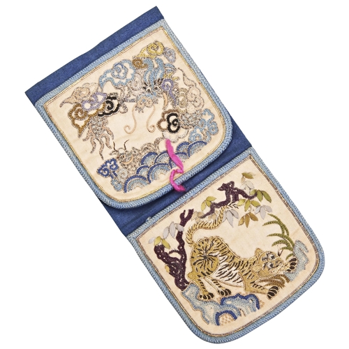 332 - AN UNUSUAL EMBROIDERED SILK WALLET-STYLE PURSEGUANGXU PERIOD, LATE 19TH CENTURY清光绪 刺绣荷包一件the pale-ap... 