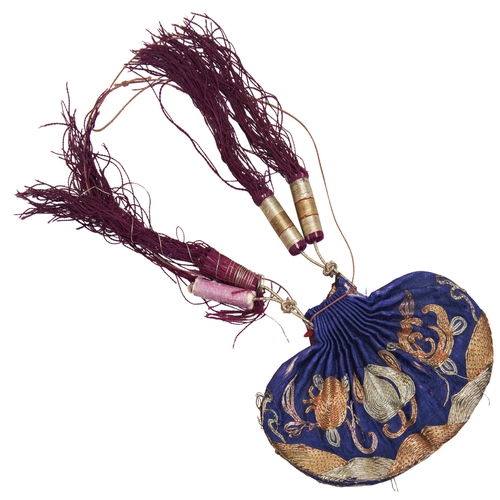 336 - AN EMBROIDERED SILK KIDNEY SHAPED PURSEGUANGXU PERIOD (1875-1908)清光绪 刺绣荷包一件embroidered in metallic t... 