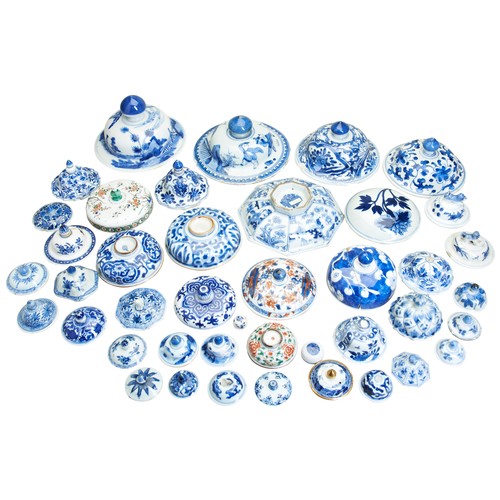 85 - A COLLECTION OF BLUE & WHITE AND POLYCHROME COVERS KANGXI PERIOD (1664-1722) a group of forty bl... 