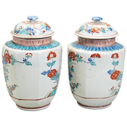 409 - A NEAR PAIR OF JAPANESE KAKIEMON COVERED JARS EDO PERIOD, 1670-1690日本江户时期 有田烧盖罐each decorated in blu... 