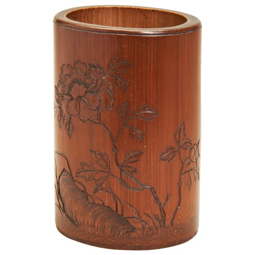 384 - A FINE CARVED BAMBOO BRUSHPOT QING DYNASTY, 18TH CENTURY 清 十八世纪竹雕笔筒the cylindrical sides carved with... 