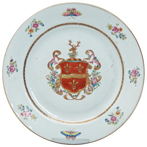 235 - A CHINESE EXPORT ARMORIAL DISHQIANLONG PERIOD (1736-1795)清乾隆 纹章瓷纹盘bearing the arms of Sir Howe Hicks... 