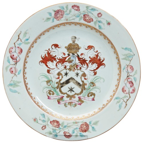 238 - A CHINESE EXPORT FAMILLE ROSE ARMORIAL DISHQIANLONG PERIOD (1736-1795)清乾隆 粉彩纹章瓷纹盘bearing the arms of... 