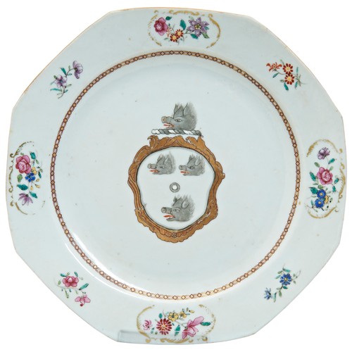 239 - A CHINESE EXPORT FAMILLE ROSE ARMORIAL DISHQIANLONG PERIOD (1736-1795)清乾隆 粉彩纹章瓷纹盘bears an armorial c... 