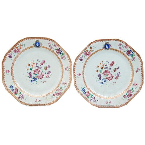 240 - A PAIR OF CHINESE EXPORT FAMILLE ROSE ARMORIAL DISHESQIANLONG PERIOD (1736-1795)清乾隆 纹章瓷纹盘一对bearing t... 