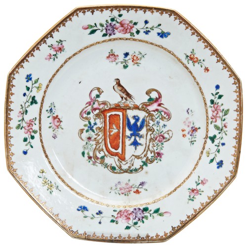 241 - A CHINESE EXPORT ARMORIAL DISHQIANLONG PERIOD (1736-1795)清乾隆 纹章瓷盘bears an armorial crest22cm widePRO... 