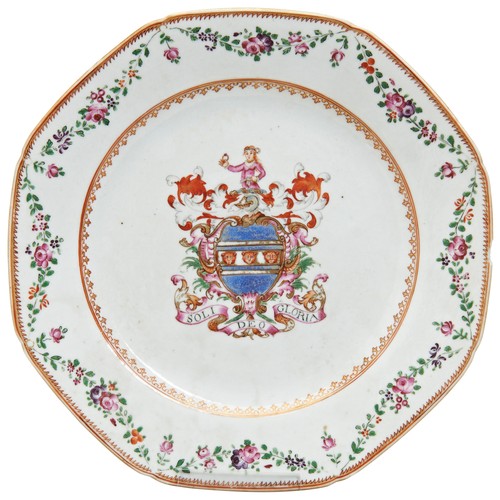 242 - A CHINESE EXPORT FAMILLE ROSE ARMORIAL DISHQIANLONG PERIOD (1736-1795)清乾隆 纹章瓷盘bearing the arms of Le... 