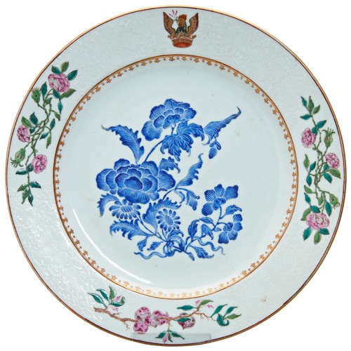 243 - A FINE CHINESE EXPORT ENAMEL DECORATED PORCELAIN ARMORIAL DISHQIANLONG PERIOD (1736-1795)清乾隆 纹章瓷盘bea... 