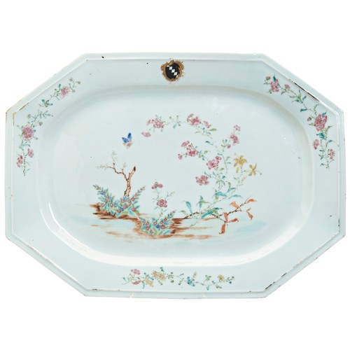 232 - A LARGE CHINESE EXPORT FAMILLE ROSE ARMORIAL SERVING DISHQIANLONG PERIOD (1736-1795)清乾隆 粉彩纹章瓷纹盘bears... 