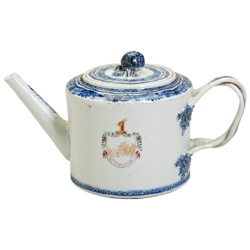 228 - A CHINESE EXPORT BLUE AND WHITE ARMORIAL TEAPOTQIANLONG PERIOD (1736-1795)清乾隆 青花纹章瓷纹盘bears a family ... 