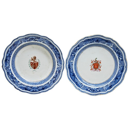 229 - TWO CHINESE EXPORT BLUE AND WHITE ARMORIAL DISHESQIANLONG PERIOD (1736-1795)清乾隆 青花纹章瓷纹盘一对one bearing... 