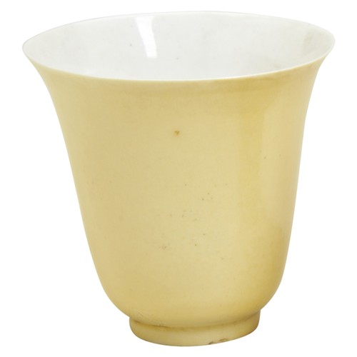 40 - A FINE LEMON-YELLOW GLAZED WINE CUPQING DYNASTY, 18TH CENTURY清十八/十九世纪 黄釉铃铛杯of tall beaker form, with... 