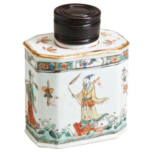 225 - A CHINESE PORCELAIN FAMILLE VERTE OCTAGONAL FACETED CADDY AND COVER,KANGXI PERIOD (1662-1722)painted... 